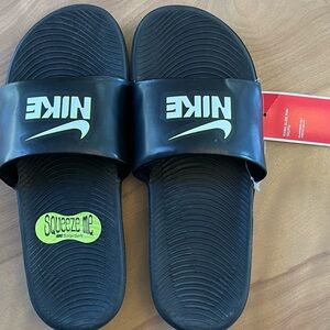 Boys NIKE Black Slippers Sandals Size 6 Youth nwt